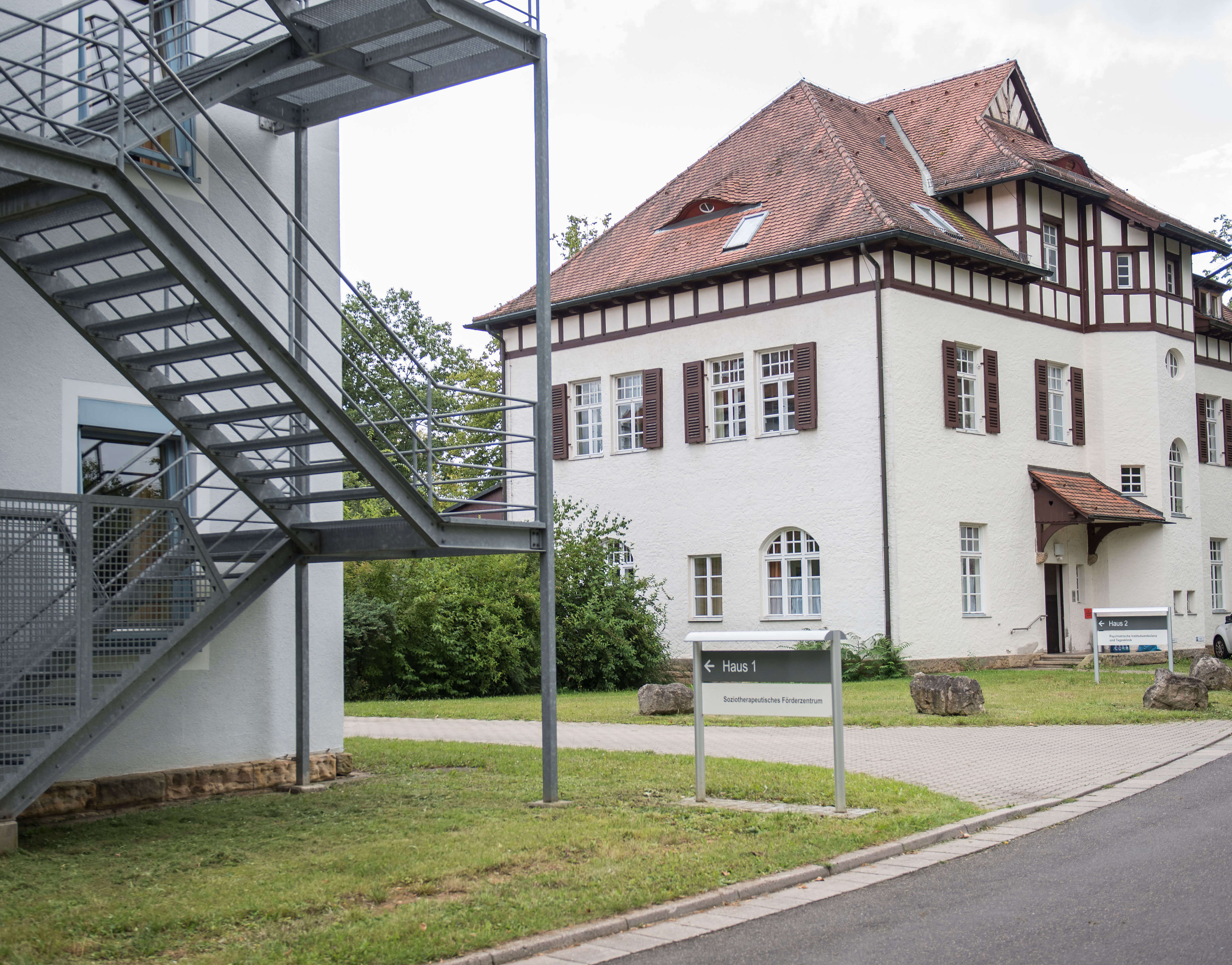Gebäude am Bezirksklinikum Obermain