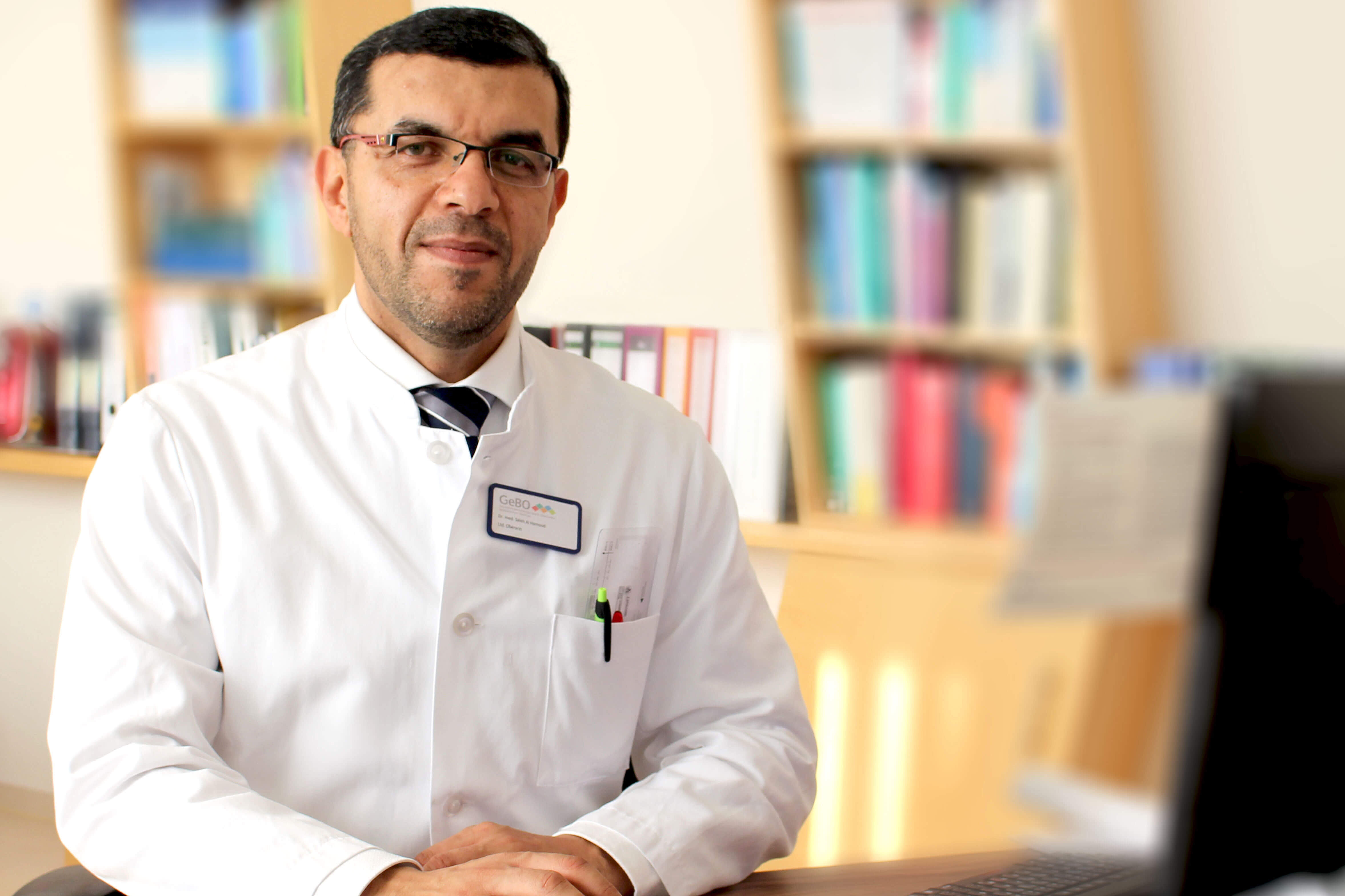 Dr. med. Saleh Al Hamoud ist Chefarzt der Klinik für Erkrankungen der Atmungsorgane, Allergologie, Umweltmedizin und Schlafmedizin am Bezirksklinikum Obermain. Er ist Chefarzt der Inneren Abteilung, zu der die Lungenfachklinik und die Klinik für Internistische Rheumatologie gehören.