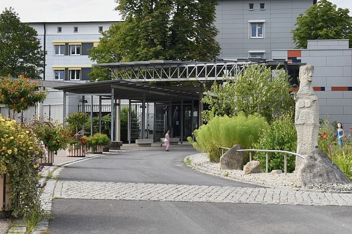 Bezirkskrankenhaus Bayreuth – Zufahrt und Eingangsbereich