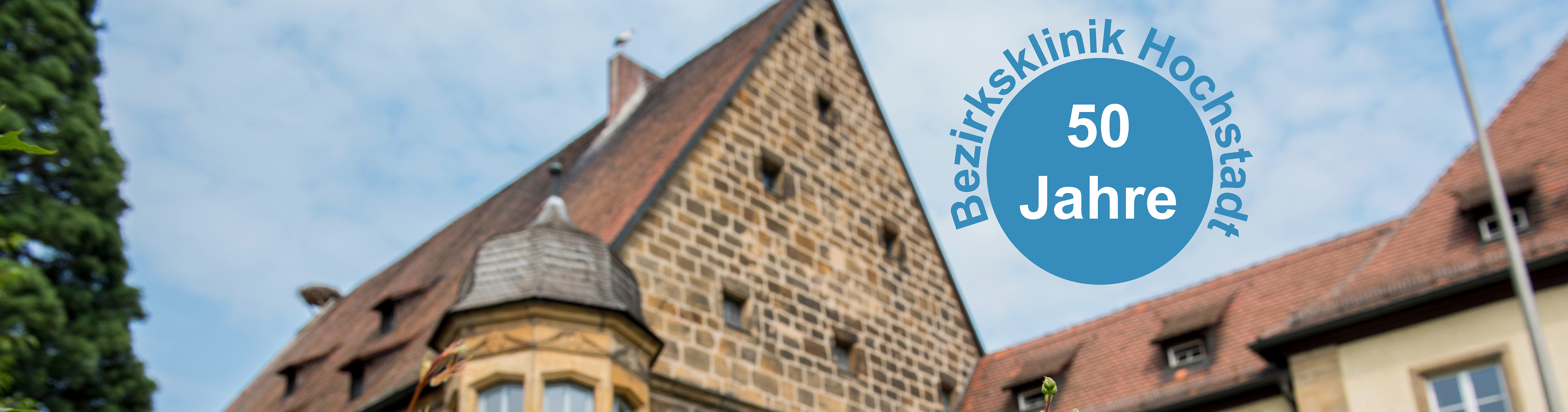 Gebäude Bezirksklinik Hochstadt mit Jubiläumslogo 50 Jahre