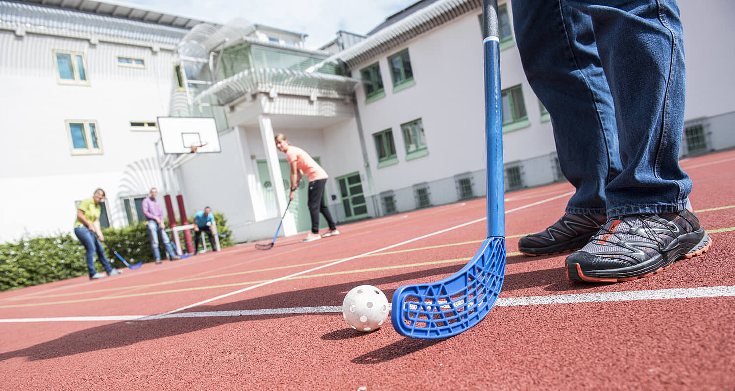 Hokeyspiel am Sportplatz der Klinik für Forensische Psychiatrie am Bezirkskrankenhaus Bayreuth