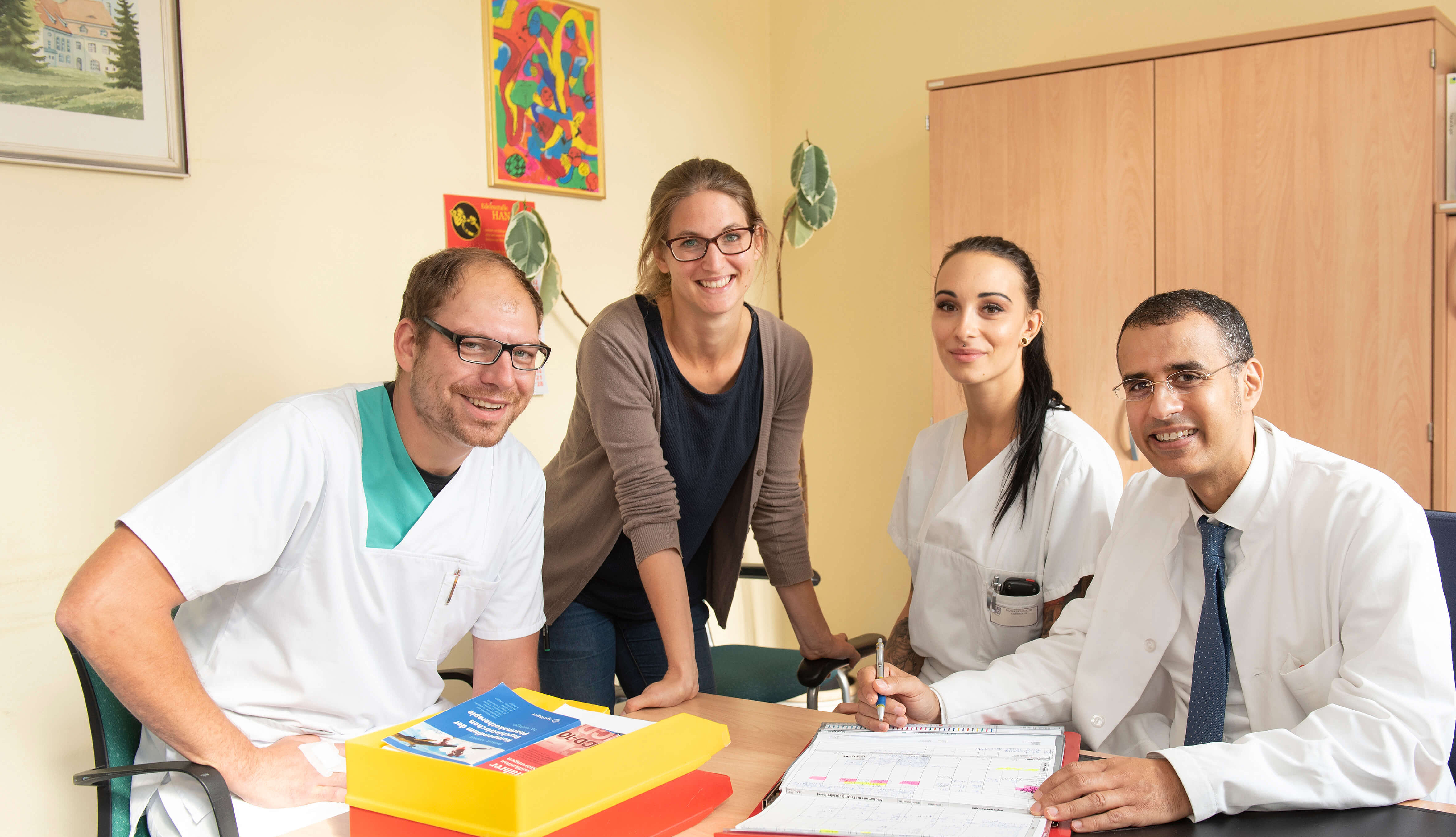 Chefarzt mit Team bei Besprechung