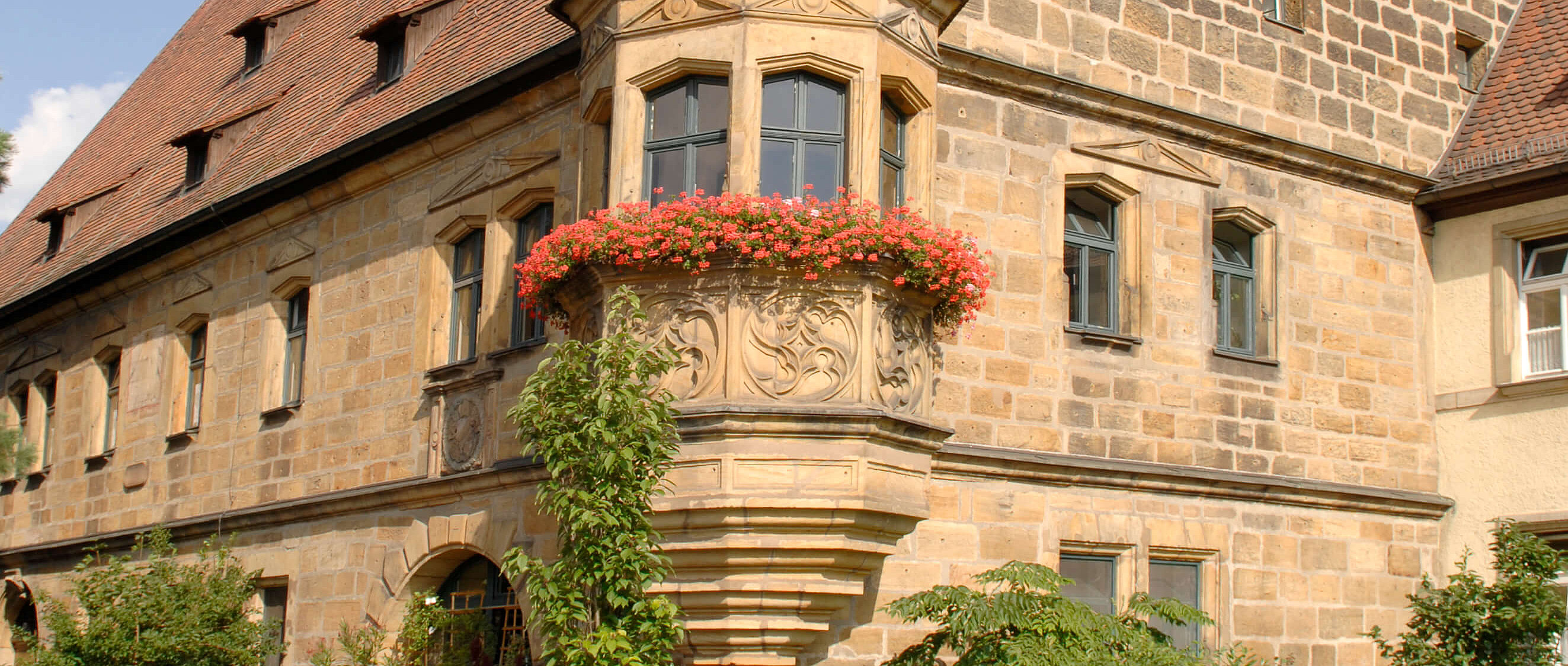Außenansicht von dem Hauptgebäude der Bezirksklinik Hochstadt