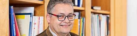 Prof. Dr. med. Thomas W. Kallert ist der Leitende Ärztliche Direktor der Gesundheitseinrichtungen des Bezirks Oberfranken.