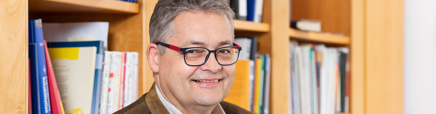 Prof. Dr. med. Thomas W. Kallert ist der Leitende Ärztliche Direktor der Gesundheitseinrichtungen des Bezirks Oberfranken.
