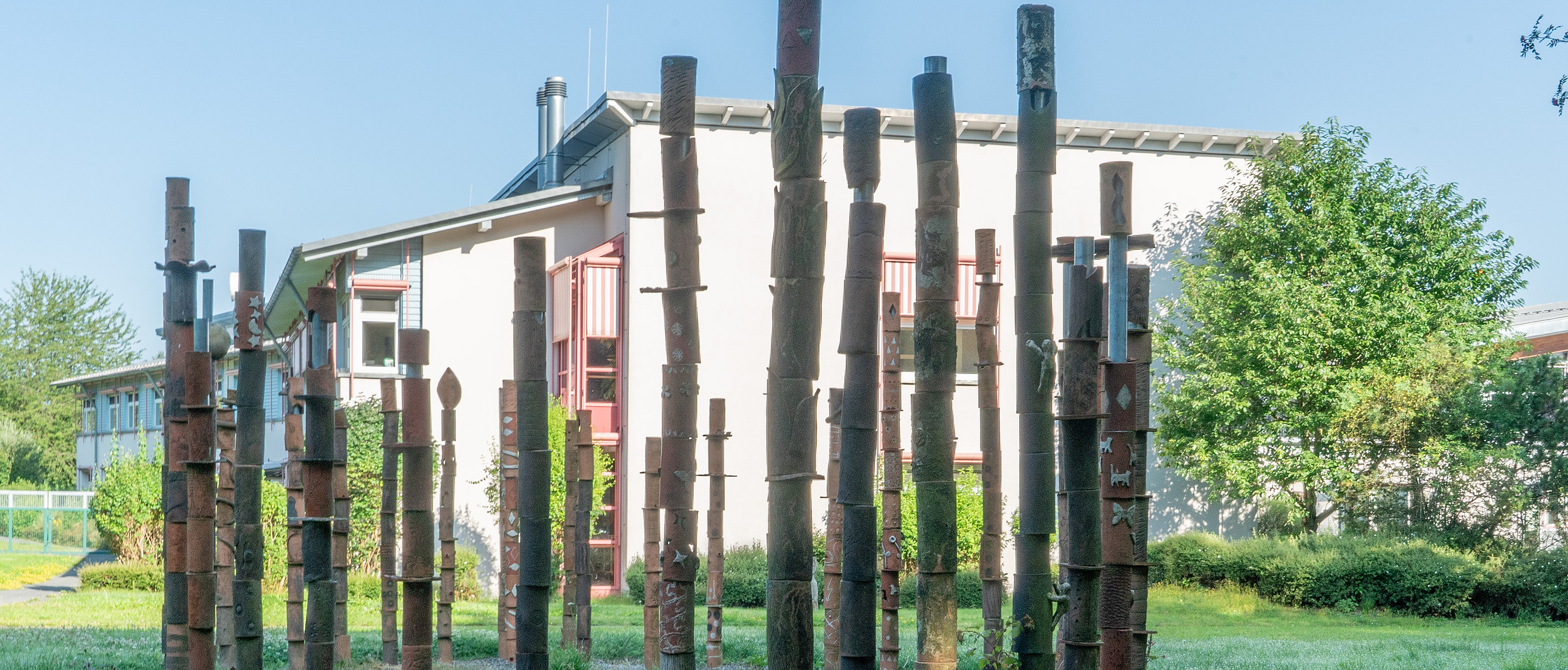 Skulpturen aus Holz auf dem Gelände der Bezirksklinik Rehau