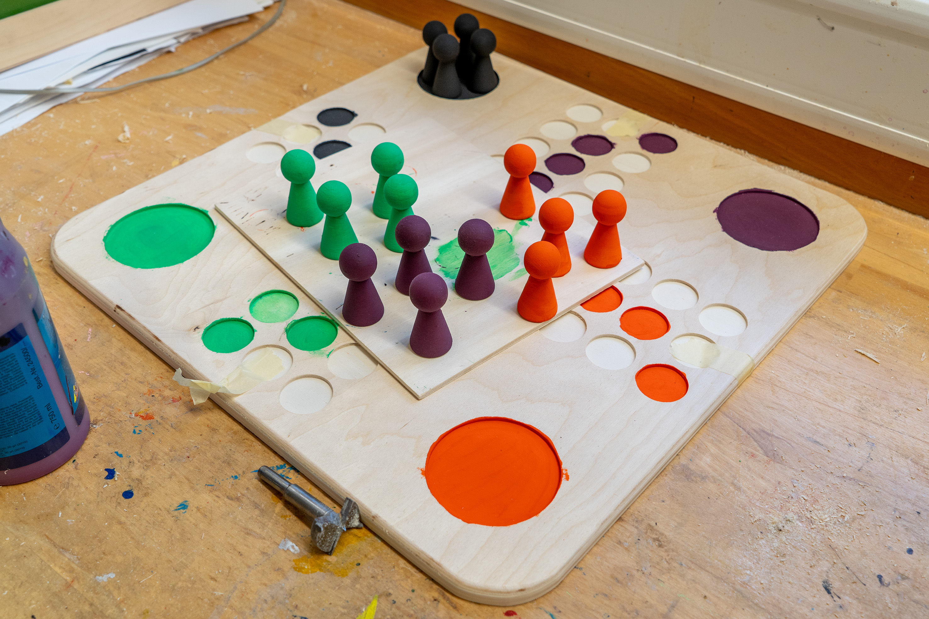 In der Ergotherapie hergestelltes und bemaltes Mensch ärgere dich nicht Spiel aus Holz