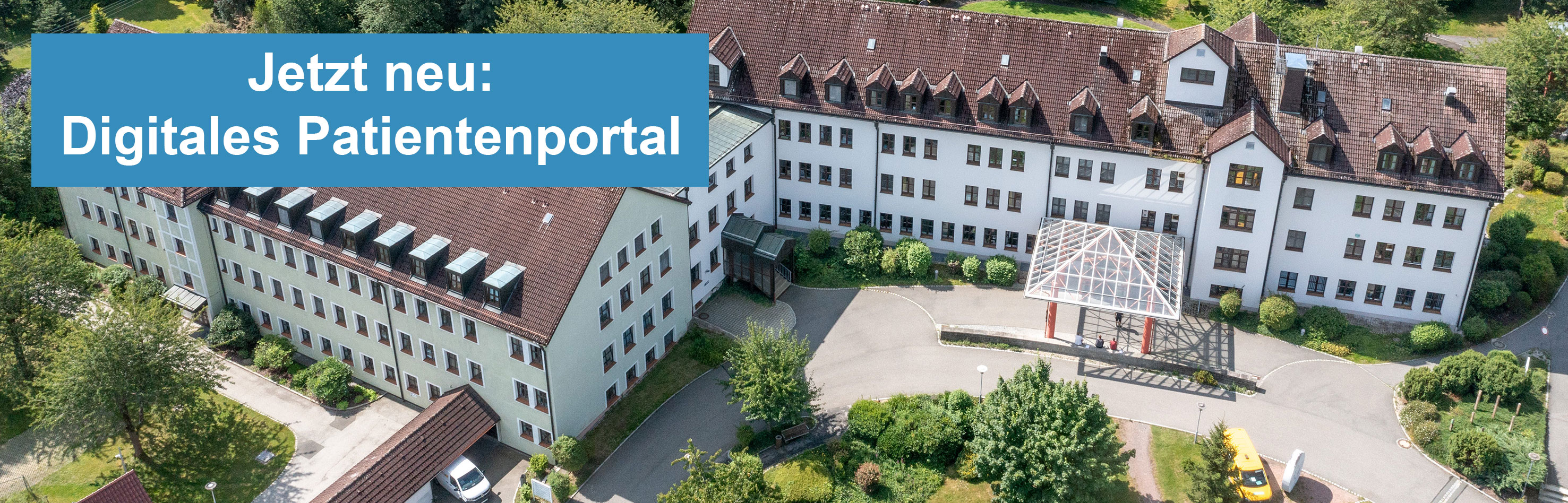 Luftbild der Bezirksklinik Rehau mit Hinweis auf das digitale Patientenportal