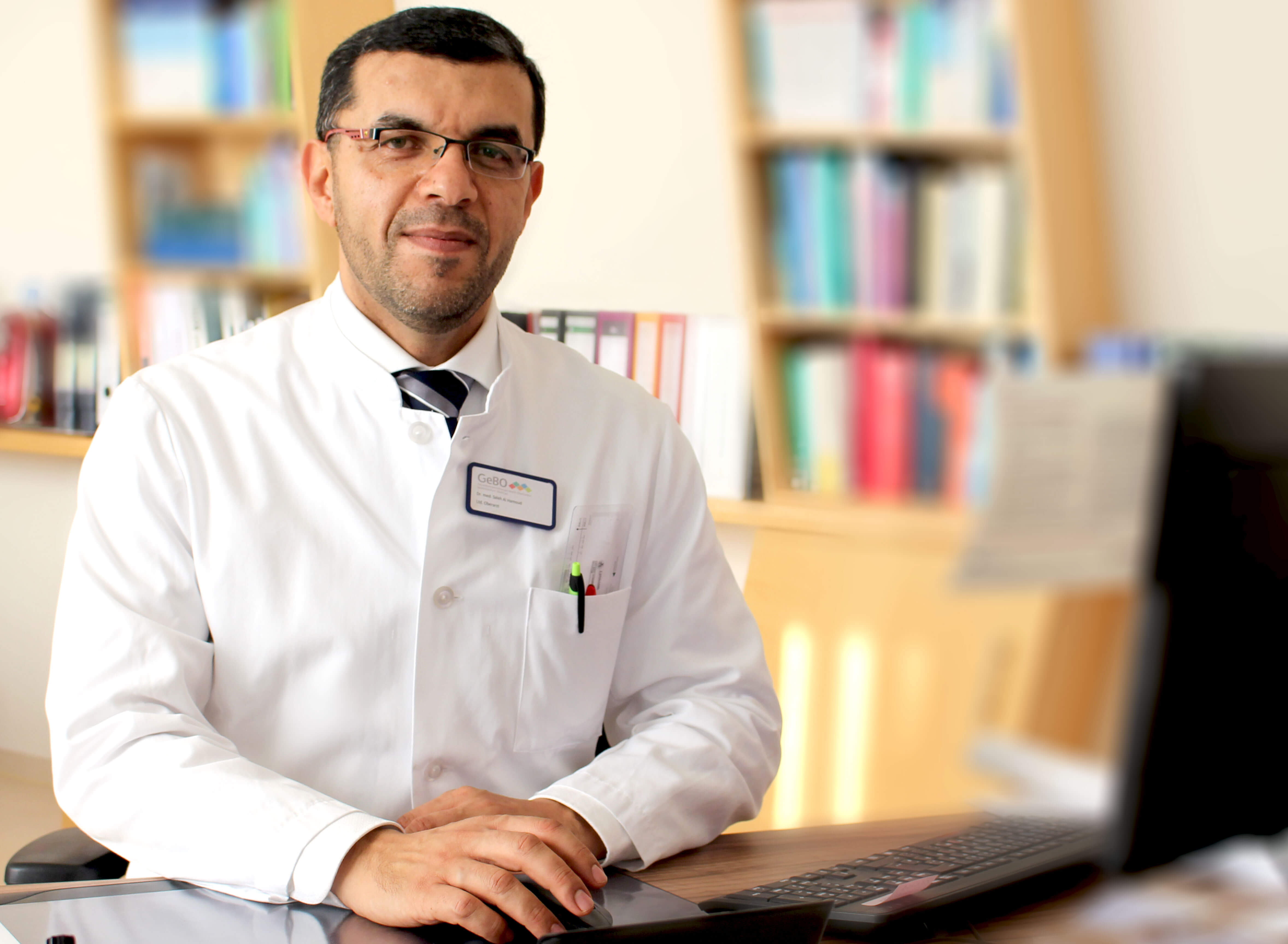 Dr. med. Saleh Al Hamoud ist Chefarzt der Klinik für Erkrankungen der Atmungsorgane, Allergologie, Umweltmedizin und Schlafmedizin am Bezirksklinikum Obermain. Er ist Chefarzt der Inneren Abteilung, zu der die Lungenfachklinik und die Klinik für Internistische Rheumatologie gehören.